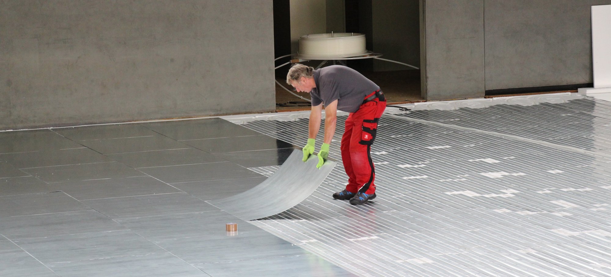 Nachrüstung einer Fußbodenheizung durch den Premium Partner Athe-THerm in einer großen Industriehalle