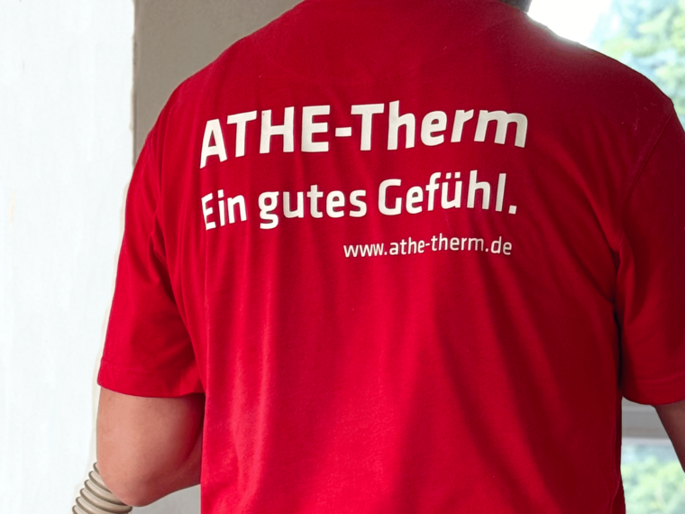 ATHE Therm - Ausschnitt eines roten Tshirts eines Monteurs