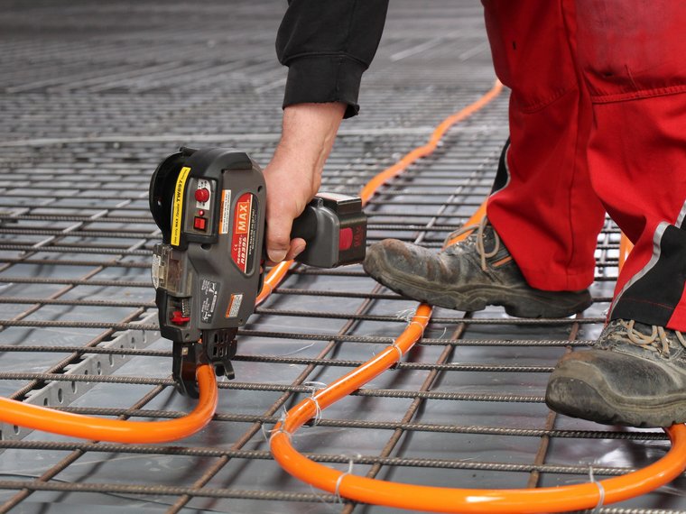 Ausschnitt eines Premium Partners von ATHE Therm beim Einbau einer Fußbodenheizung